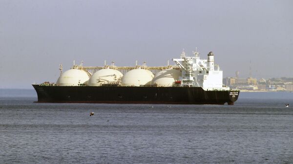 Un buque cisterna transportando el gas natural licuado (GNL) - Sputnik Mundo