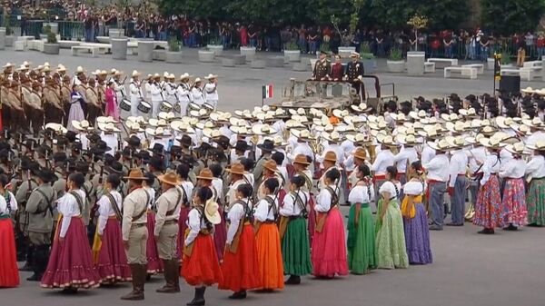 La presidenta de México, Claudia Sheinbaum, encabeza el desfile cívico-militar por el 114 aniversario de la Revolución mexicana. - Sputnik Mundo