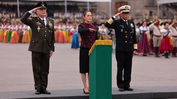 La presidenta de México, Claudia Sheinbaum, durante el desfile por el 114 aniversario del inicio de la Revolución mexicana. - Sputnik Mundo