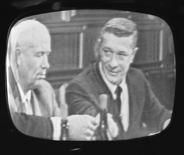 El primer secretario soviético, Nikita Jrushchov, espera su turno para hablar mientras el productor estadounidense David Susskind entrega una copia de su pregunta inicial a un intérprete, durante el programa de entrevistas televisivas Open End, el 9 de octubre de 1960 en la sede de las Naciones Unidas, en Nueva York. - Sputnik Mundo