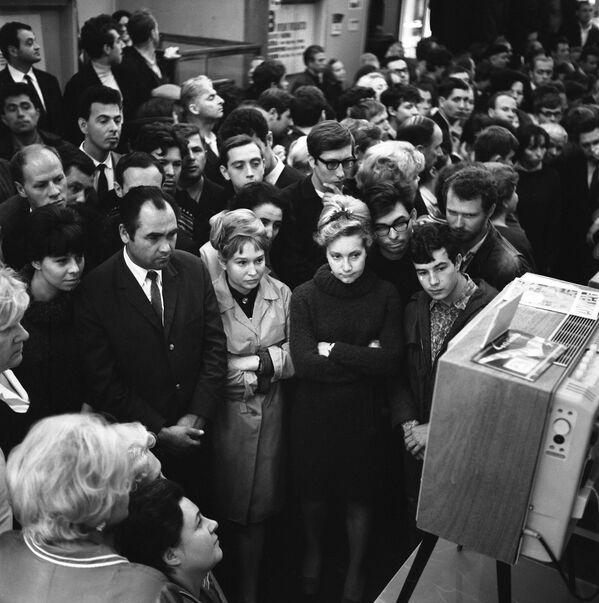 Moscovitas viendo una transmisión de televisión sobre el aterrizaje de los astronautas del Apolo 11, Neil Armstrong y Buzz Aldrin, en la Luna. - Sputnik Mundo