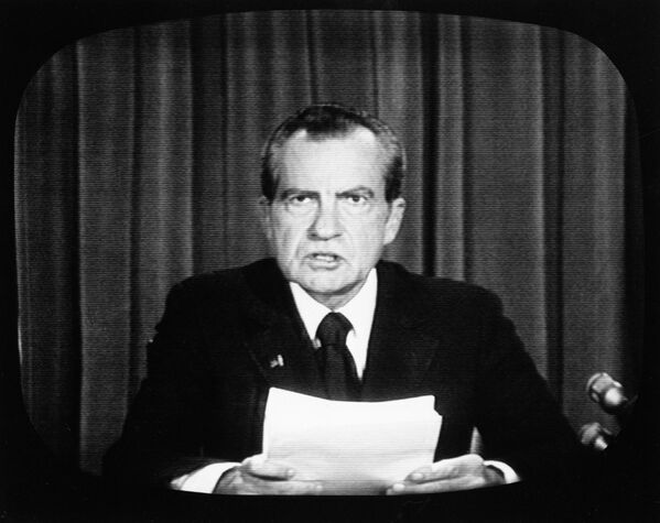 El entonces presidente estadounidense Richard Nixon aparece en la televisión nacional para anunciar su dimisión, el 8 de agosto de 1974. - Sputnik Mundo