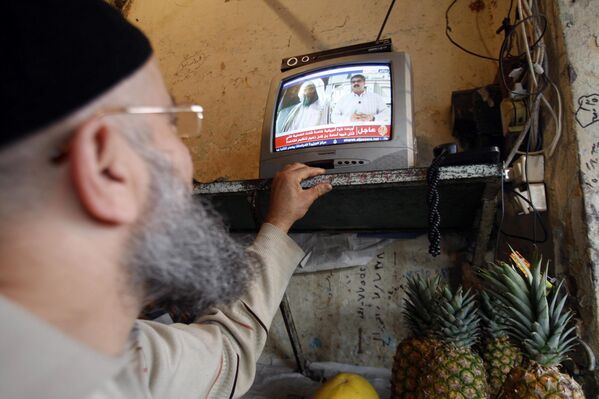 Un hombre mira una emisión de televisión sobre la muerte del líder de grupo terrorista Al Qaeda (proscrito en Rusia), Osama bin Laden en una tienda de verduras en la ciudad portuaria meridional de Sidón, Líbano, el 2 de mayo de 2011. - Sputnik Mundo