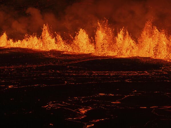 La erupción más grave en medio siglo se produjo en enero. La lava alcanzó los edificios, lo que provocó el incendio de varias casas. - Sputnik Mundo