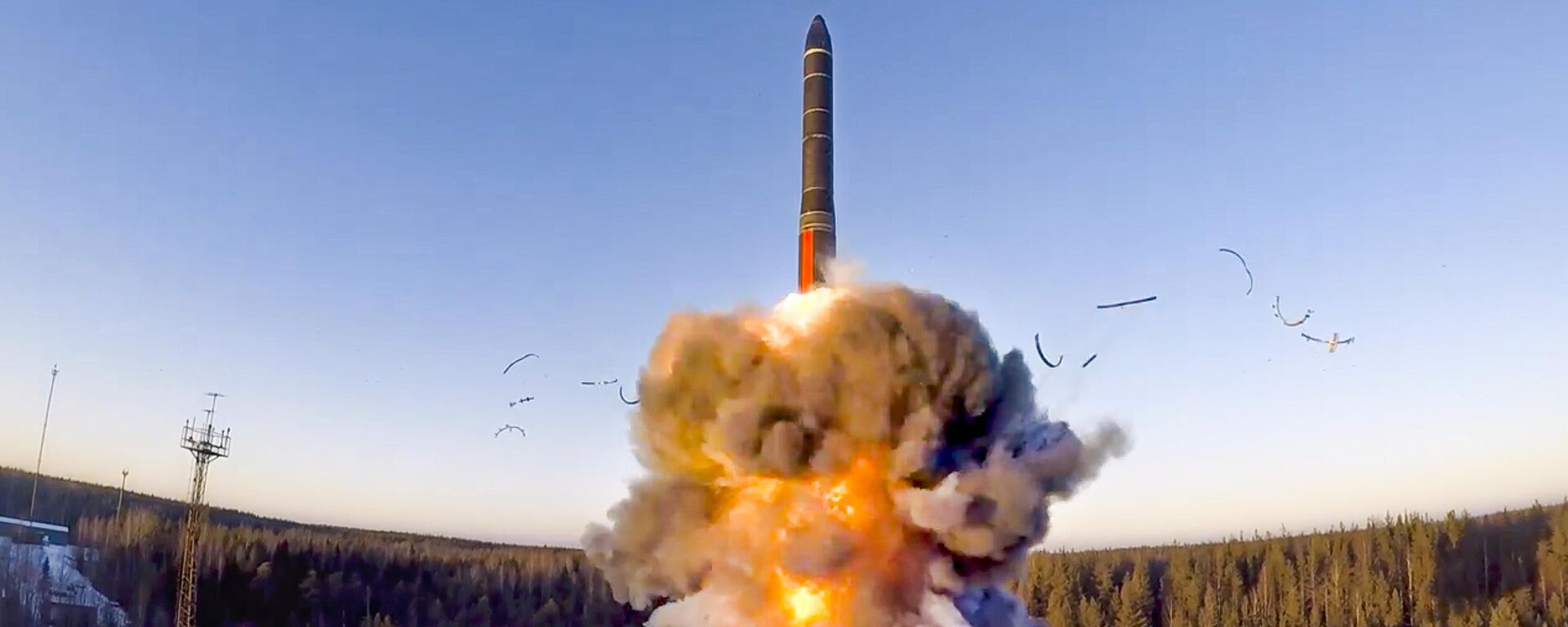 Lanzamiento de un cohete desde un sistema de misiles como parte de una prueba de un misil balístico intercontinental terrestre realizada desde el cosmódromo de Plesetsk, en el noroeste de Rusia - Sputnik Mundo, 1920, 24.02.2025