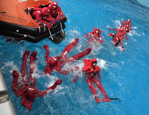La tripulación de un buque de una empresa pesquera se entrena antes de un viaje en condiciones lo más parecidas a las más extremas posibles, en el Centro de Formación Marítima del Oriente Lejano de la Universidad Estatal Marítima de Almirante Nevelskoi, Rusia. - Sputnik Mundo