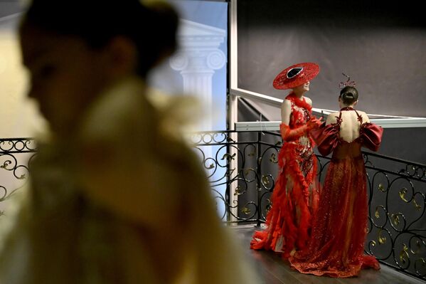 Modelos preparándose antes de uno de los desfiles de la Semana de la Moda Estet, en la joyería Estet de Moscú, Rusia. - Sputnik Mundo