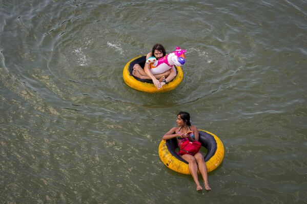 Turistas extranjeros descienden un río en Vang Vieng, Laos. - Sputnik Mundo