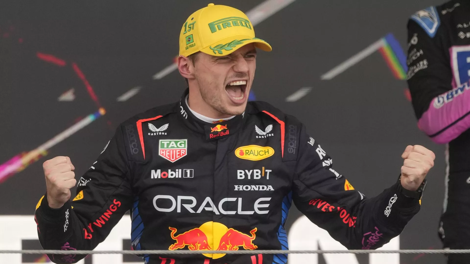 Max Verstappen, piloto holandés de Red Bull, celebra en el podio su primer puesto en el Gran Premio de Brasil de Fórmula Uno en el autódromo de Interlagos, en Sao Paulo, el 3 de noviembre de 2024  - Sputnik Mundo, 1920, 24.11.2024