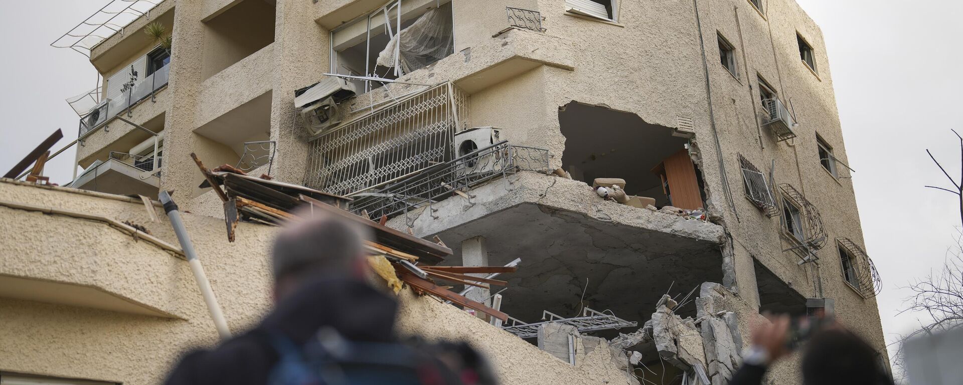Periodistas toman imágenes de un edificio alcanzado directamente por un proyectil lanzado desde Líbano en Haifa, Israel, el 24 de noviembre de 2024 - Sputnik Mundo, 1920, 24.11.2024