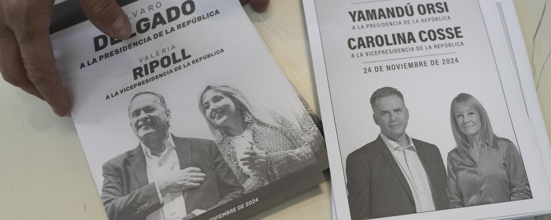 Las papeletas del candidato del Frente Amplio, Yamandu Orsi, y las de Álvaro Delgado, candidato por el gobernante Partido Nacional, se sientan en una mesa en un centro electoral durante la segunda vuelta de las presidenciales en Montevideo, Uruguay, 24 de noviembre de 2024  - Sputnik Mundo, 1920, 24.11.2024