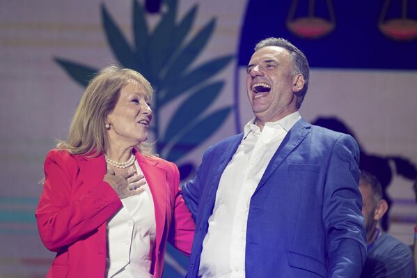 Orsi fue profesor de historia e intendente del departamento de Canelones entre 2015 y 2024.Yamandú Orsi y su compañera de fórmula Carolina Cosse celebran su victoria. - Sputnik Mundo