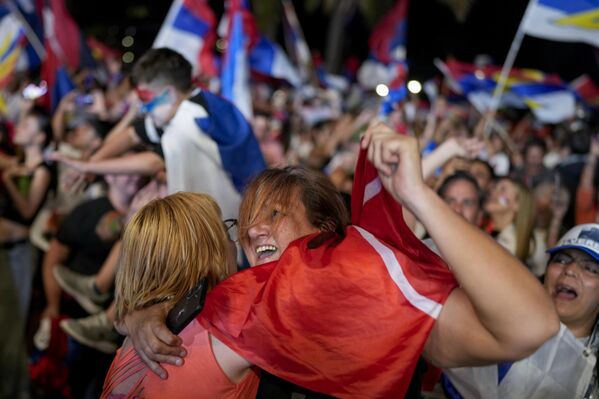Orsi tomará posesión de su cargo el 1 de marzo de 2025.En la foto: los partidarios de Orsi celebrando los primeros resultados tras el cierre de las urnas. - Sputnik Mundo
