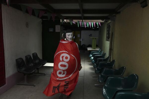 Un votante envuelto en una bandera del Frente Amplio. - Sputnik Mundo