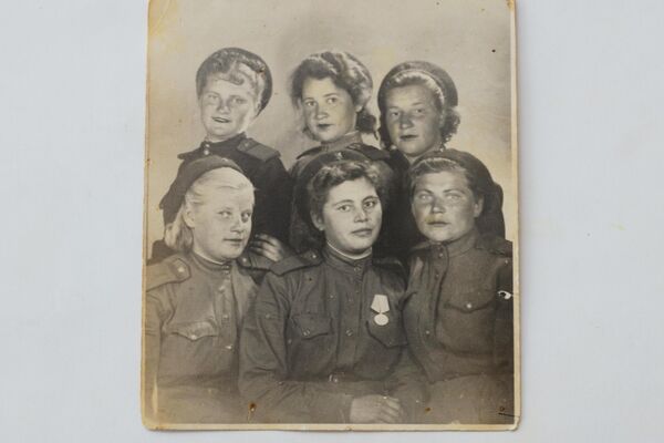 María Limánskaya (en primer plano a la derecha) con sus compañeros de armas, con los que recorrieron el camino de Stalingrado a Berlín. - Sputnik Mundo