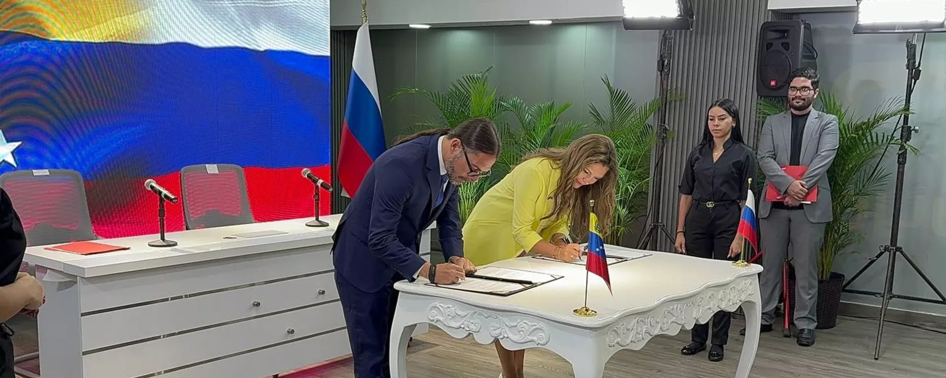 Firma de memorando de entendimiento entre el Ministerio del Poder Popular para la Comunicación e Información (MIPPCI) de Venezuela y Sputnik - Sputnik Mundo, 1920, 26.11.2024