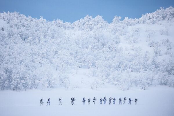 Efectivos de la Flota del Norte durante un ejercicio de entrenamiento táctico de combate en un campo de entrenamiento militar en la región de Múrmansk. - Sputnik Mundo