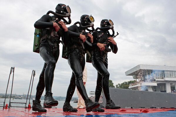 Los soldados de infantería están armados con una gran variedad de vehículos de combate anfíbios, sistemas antitanque y antiaéreos portátiles, así como todo un abanico de armas ligeras.En la foto: marines de la Flota rusa del Mar Negro. - Sputnik Mundo