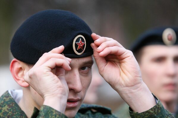 El símbolo del Cuerpo de Marines es la boina negra, que tienen derecho a llevar solo los que logren superar una serie de duras pruebas. Las boinas negras no son solo un gorro, son un símbolo de valor, fortaleza, lealtad al deber y hermandad de combate.En la foto: un infante de la marina en la celebración del Día de la Infantería de Marina rusa. - Sputnik Mundo