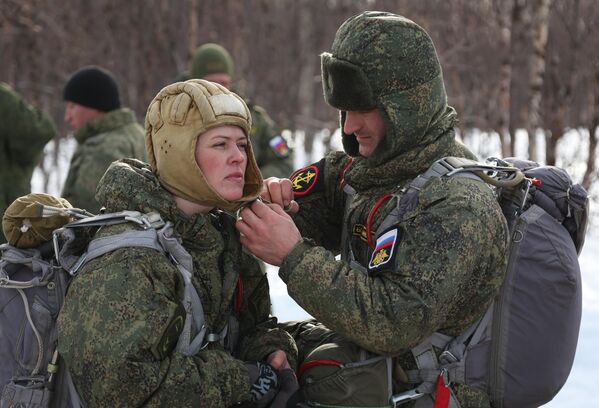 Militares de la unidad Pechenga antes de un salto de práctica en paracaídas en la región de Múrmansk. - Sputnik Mundo
