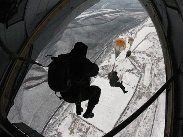 Marines de la Flota del Pacífico durante un salto en paracaídas desde un avión An-26 durante un entrenamiento. - Sputnik Mundo