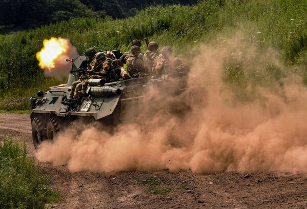 Los infantes de la Marina de la Flota del Pacífico participan en ejercicios en un campo de entrenamiento. - Sputnik Mundo