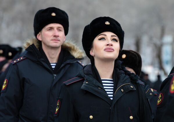 Los modernos marines rusos que forman parte de las unidades antiterroristas participan en misiones de larga distancia, en particular en la lucha contra la piratería marítima y para garantizar la seguridad de la navegación.En la foto: efectivos de la infantería marina en el Día de la Infantería de Marina en Vladivostok. - Sputnik Mundo
