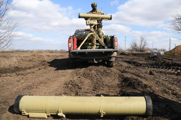 Además, los marines luchan actualmente en la zona de la operación militar especial.En la foto: un infante de Marina ruso de la Flota del Mar Negro instala un misil antitanque guiado. - Sputnik Mundo