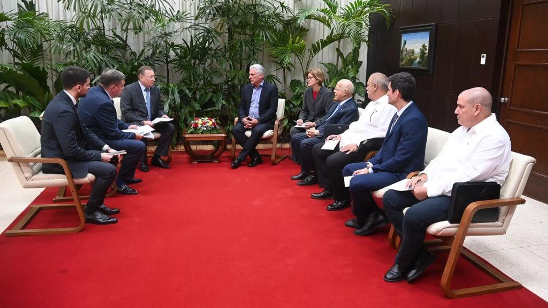 El presidente de Cuba, Miguel Díaz-Canel Bermúdez, recibe a los representantes de la petrolera rusa Zarubezhneft  - Sputnik Mundo, 1920, 27.11.2024