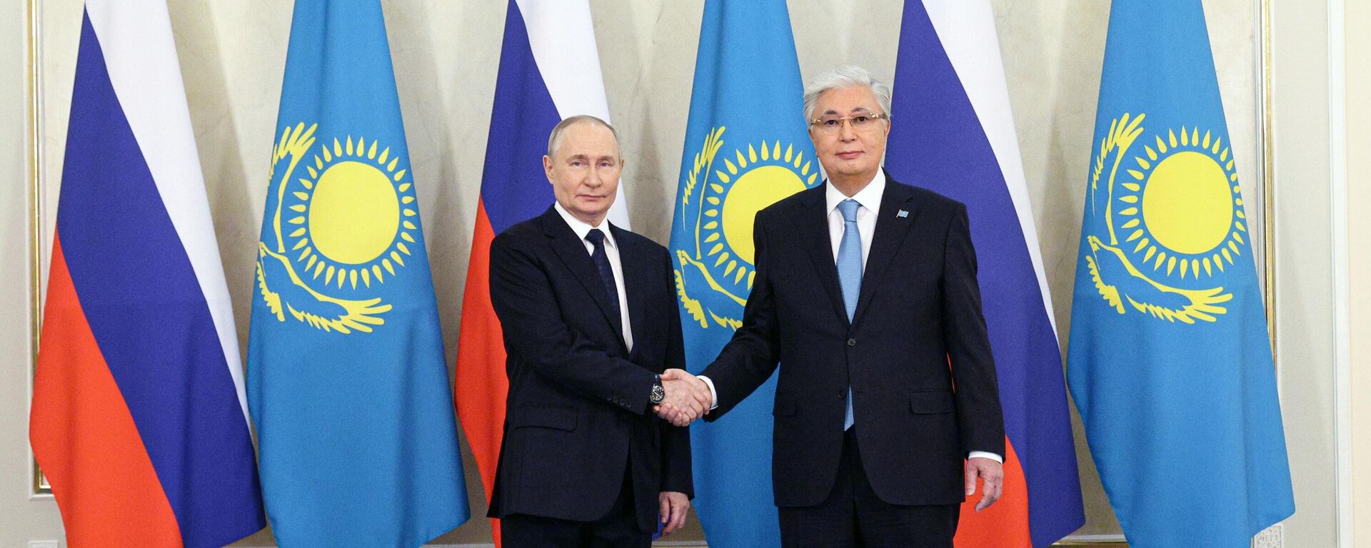 Vladímir Putin, presidente ruso, y Kasim-Yomart Tokáyev, presidente kazajo - Sputnik Mundo, 1920, 27.11.2024