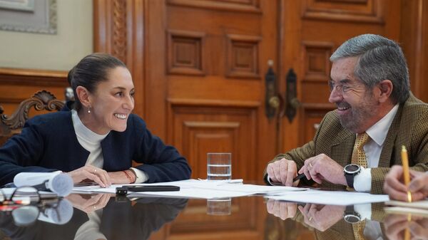 La presidenta mexicana Claudia Sheinbaum sostuvo su primera conversación telefónica con el mandatario electo estadounidense Donald Trump. - Sputnik Mundo