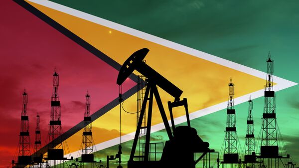Plataformas petrolíferas en el fondo de la bandera de Guyana - Sputnik Mundo