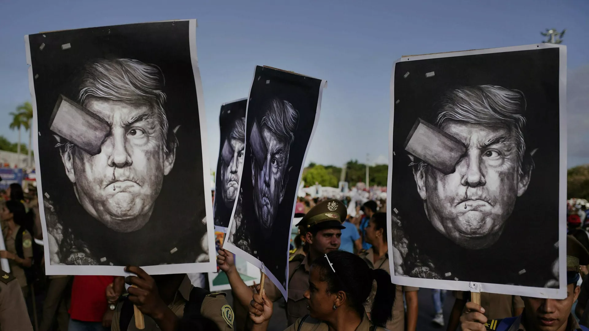 Soldados cubanos portan representaciones de Donald Trump durante el desfile anual del primero de mayo, celebrado en la Plaza de la Revolución de La Habana, Cuba (foto de archivo)