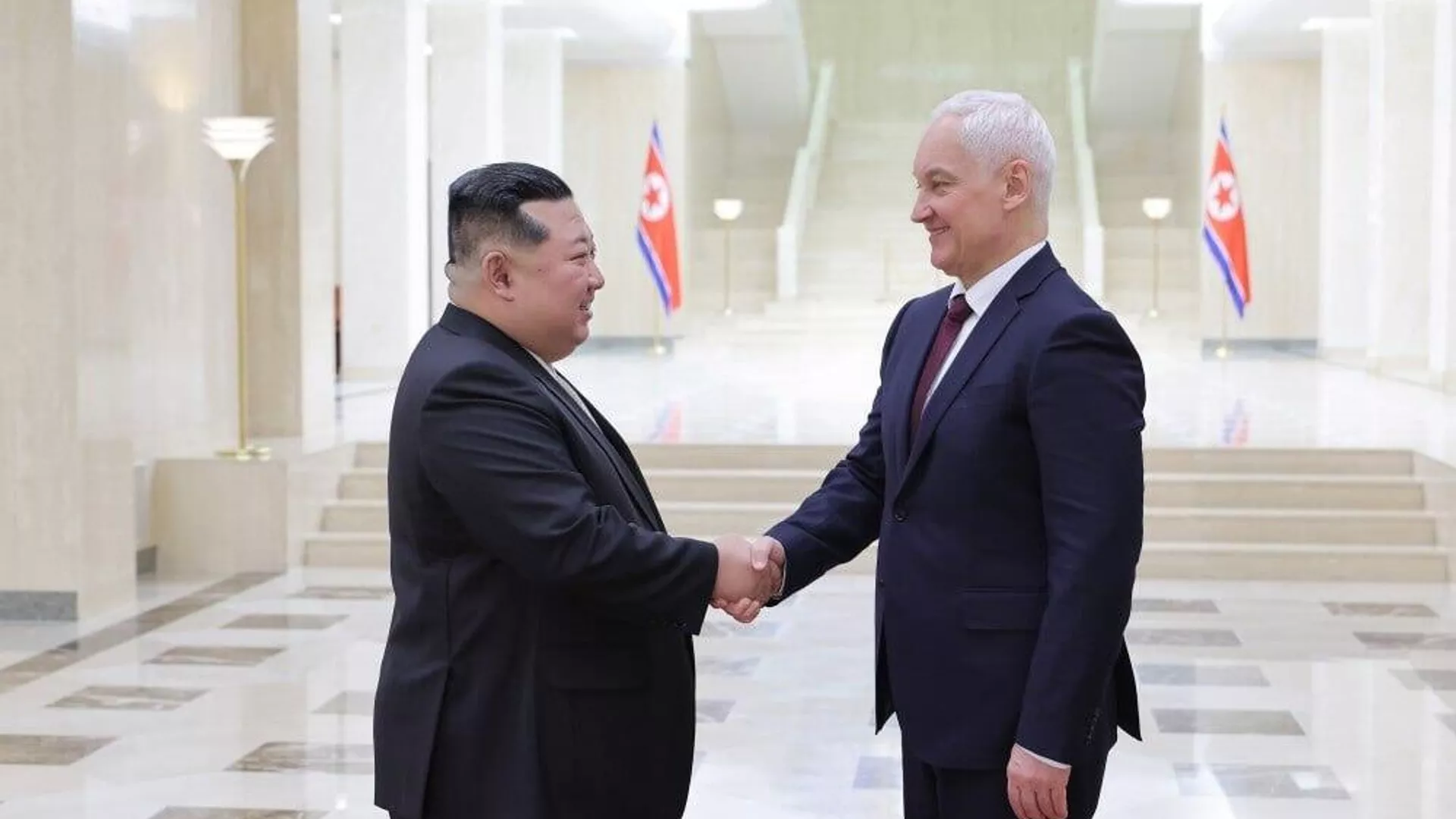 El ministro de Defensa ruso, Andréi Beloúsov, con el líder norcoreano Kim Jong-un - Sputnik Mundo, 1920, 30.11.2024