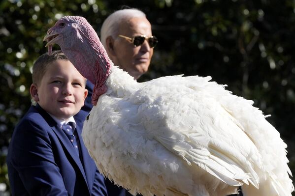 El presidente de EEUU, Joe Biden, el hijo de John Zimmerman, presidente de la Federación Nacional del Pavo, Grant, y un pavo llamado Peach, criado para la cena de gala.En 2024, el mandatario prolongó una tradición al indultar a Peach y al segundo pavo Blossom, que finalmente no formaban parte de la cena festiva del 25 de noviembre. El presidente de EEUU, Joe Biden, el hijo de John Zimmerman, presidente de la Federación Nacional del Pavo, Grant, y un pavo llamado Peach, criado para la cena de gala.En 2024, el mandatario prolongó una tradición al indultar a Peach y al segundo pavo Blossom, que finalmente no formaban parte de la cena festiva del 25 de noviembre. - Sputnik Mundo