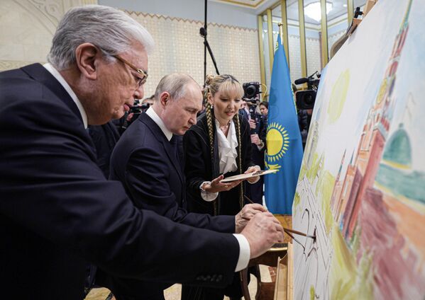 El presidente de Rusia, Vladímir Putin, y su homólogo kazajo, Kasim-Yomart Tokáyev, pintan un cuadro que simboliza la amistad entre Moscú y Astaná.Los dirigentes se reunieron en la capital de Kazajistán el 27 de noviembre. El presidente de Rusia, Vladímir Putin, y su homólogo kazajo, Kasim-Yomart Tokáyev, pintan un cuadro que simboliza la amistad entre Moscú y Astaná.Los dirigentes se reunieron en la capital de Kazajistán el 27 de noviembre. - Sputnik Mundo