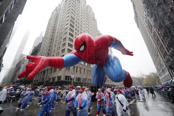 Un globo de Spiderman flota por las calles de la ciudad estadounidense de Nueva York, durante el desfile del Día de Acción de Gracias de Macy's. Un globo de Spiderman flota por las calles de la ciudad estadounidense de Nueva York, durante el desfile del Día de Acción de Gracias de Macy's. - Sputnik Mundo