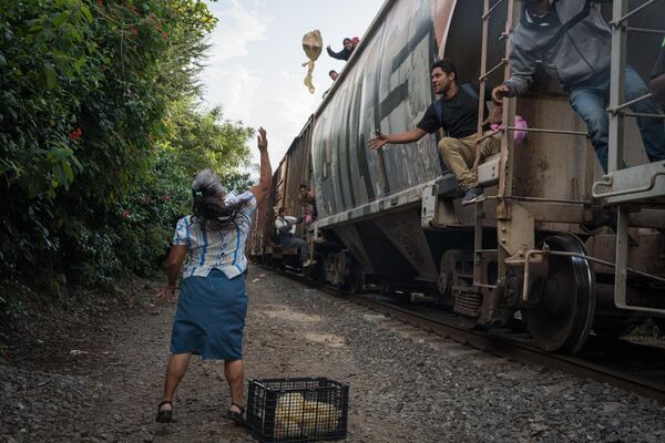 Voluntarias de las Patronas prestan asistencia a los migrantes que se dirigen a EEUU en el tren conocido como La Bestia en Guadalupe, el estado de Veracruz mexicano. Durante casi 30 años, las Patronas, un grupo de mujeres, han sido un salvavidas para los migrantes que viajan hacia el norte en este tren de mercancías que transporta a miles de personas hacia la frontera estadounidense. Su labor, basada en la solidaridad, los convirtió en un símbolo de resistencia y esperanza ante la creciente crisis migratoria de México. Voluntarias de las Patronas prestan asistencia a los migrantes que se dirigen a EEUU en el tren conocido como La Bestia en Guadalupe, el estado de Veracruz mexicano. Durante casi 30 años, las Patronas, un grupo de mujeres, han sido un salvavidas para los migrantes que viajan hacia el norte en este tren de mercancías que transporta a miles de personas hacia la frontera estadounidense. Su labor, basada en la solidaridad, los convirtió en un símbolo de resistencia y esperanza ante la creciente crisis migratoria de México. - Sputnik Mundo