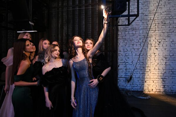 A finales de noviembre se celebró también en Rusia el concurso de belleza Krasa Donbasa 2024 (Belleza de Donbás). Más de 250 jóvenes presentaron sus solicitudes, pero solo 22 concursantes lograron tomar parte en el evento.El concurso tuvo lugar por primera vez desde 2022, tras haber sido cancelado anteriormente debido a los combates activos en la región. A finales de noviembre se celebró también en Rusia el concurso de belleza Krasa Donbasa 2024 (Belleza de Donbás). Más de 250 jóvenes presentaron sus solicitudes, pero solo 22 concursantes lograron tomar parte en el evento.El concurso tuvo lugar por primera vez desde 2022, tras haber sido cancelado anteriormente debido a los combates activos en la región. - Sputnik Mundo