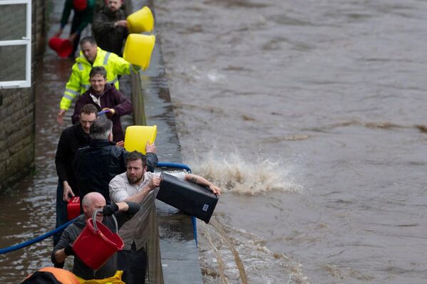 Ciudadanos devuelven el agua al río Taff cerca del Museo de Pontypridd, en Gales. La Oficina Meteorológica emitió advertencias de fuertes lluvias y nieve, junto con fuertes vientos, ya que se prevé que la tormenta Bert recorra el país este fin de semana. Ciudadanos devuelven el agua al río Taff cerca del Museo de Pontypridd, en Gales. La Oficina Meteorológica emitió advertencias de fuertes lluvias y nieve, junto con fuertes vientos, ya que se prevé que la tormenta Bert recorra el país este fin de semana. - Sputnik Mundo