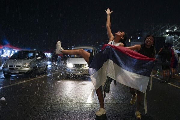 Simpatizantes del Frente Amplio celebran la victoria del candidato a la presidencia de Uruguay, Yamandú Orsi, en la segunda vuelta de las elecciones en Montevideo. Simpatizantes del Frente Amplio celebran la victoria del candidato a la presidencia de Uruguay, Yamandú Orsi, en la segunda vuelta de las elecciones en Montevideo. - Sputnik Mundo