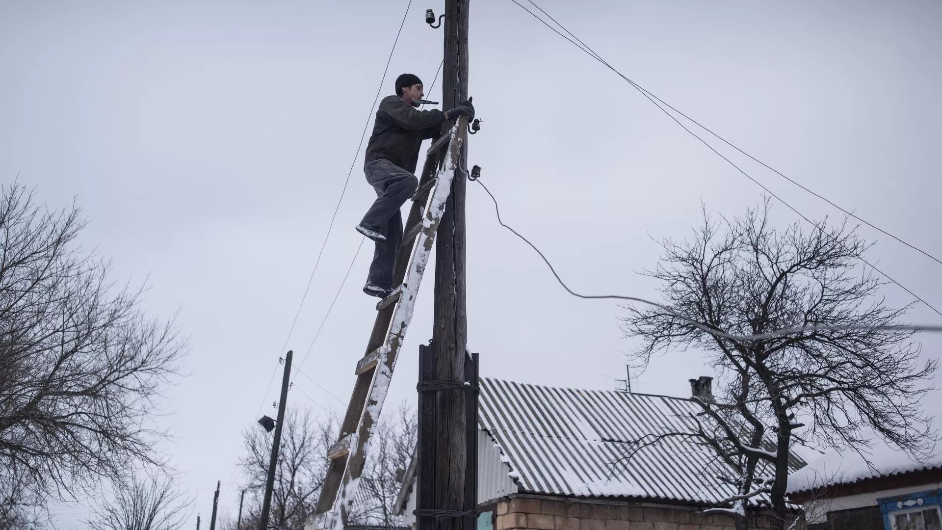 Un hombre repara un tendido eléctrico en la localidad de Donetski, en la república popular de Lugansk  - Sputnik Mundo, 1920, 30.11.2024