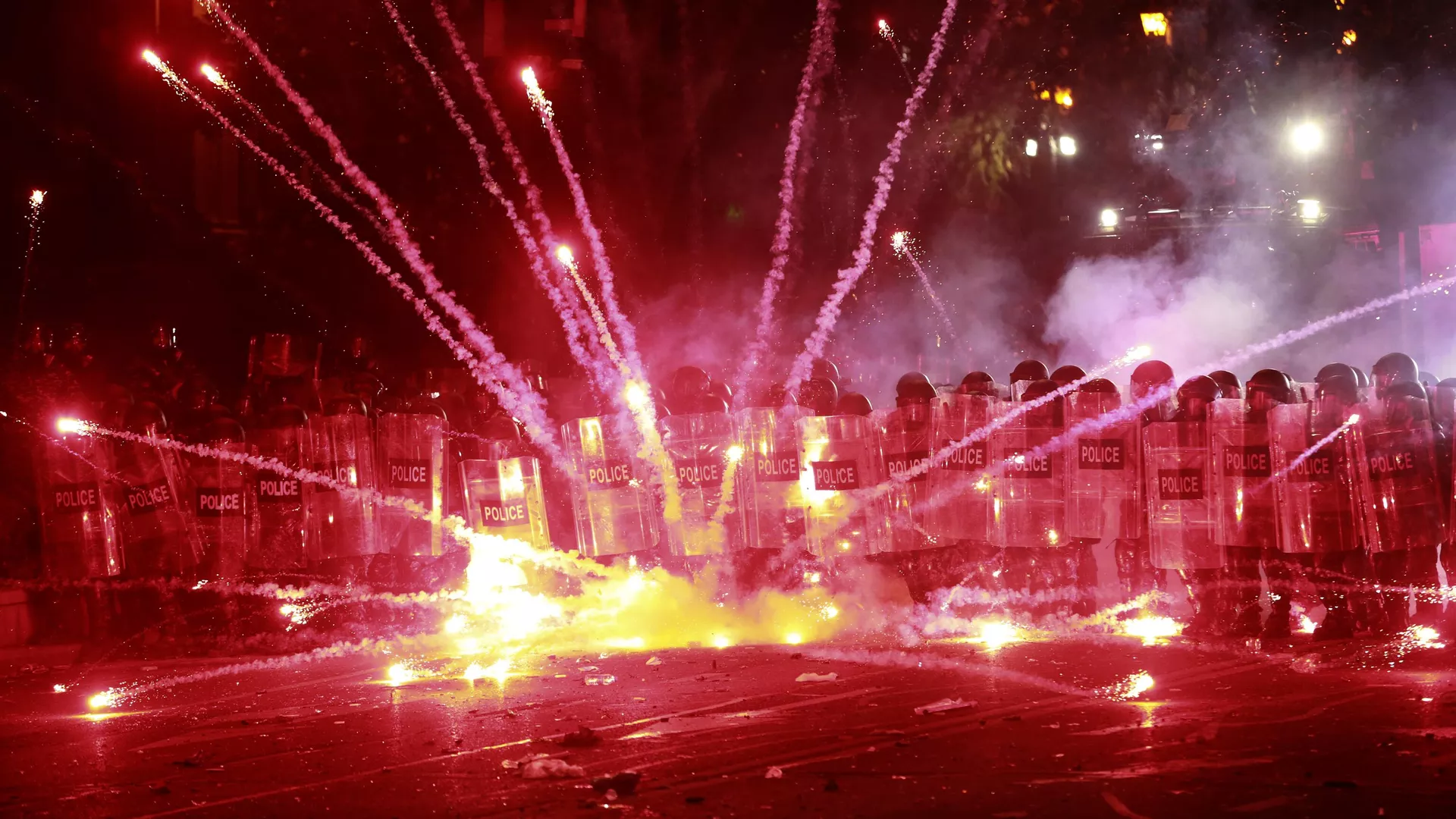 Manifestantes en Georgia lanzan fuegos pirotécnicos a la policía. Manifestantes en Georgia lanzan fuegos pirotécnicos a la policía. - Sputnik Mundo, 1920, 30.11.2024