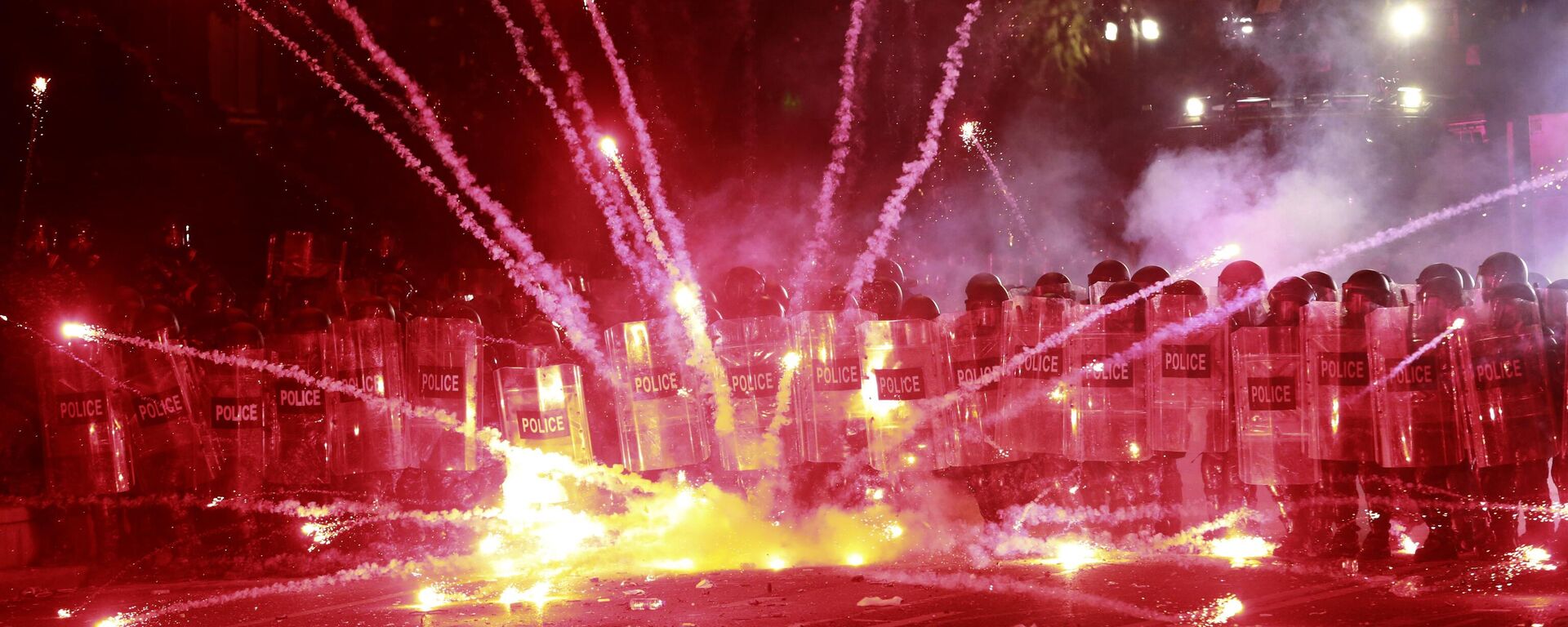 Manifestantes en Georgia lanzan fuegos pirotécnicos a la policía.  - Sputnik Mundo, 1920, 30.11.2024