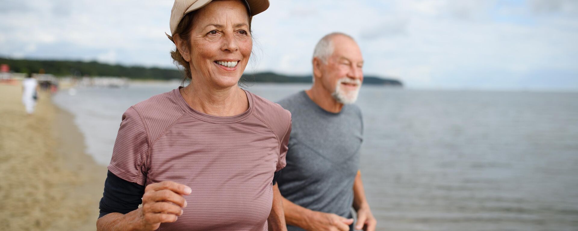 Mujer y hombre mayores corriendo al aire libre mar  - Sputnik Mundo, 1920, 01.12.2024