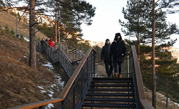 Un paseo por las escaleras puede combinarse con una ruta de senderismo, una visita a una cueva o a una gruta. - Sputnik Mundo