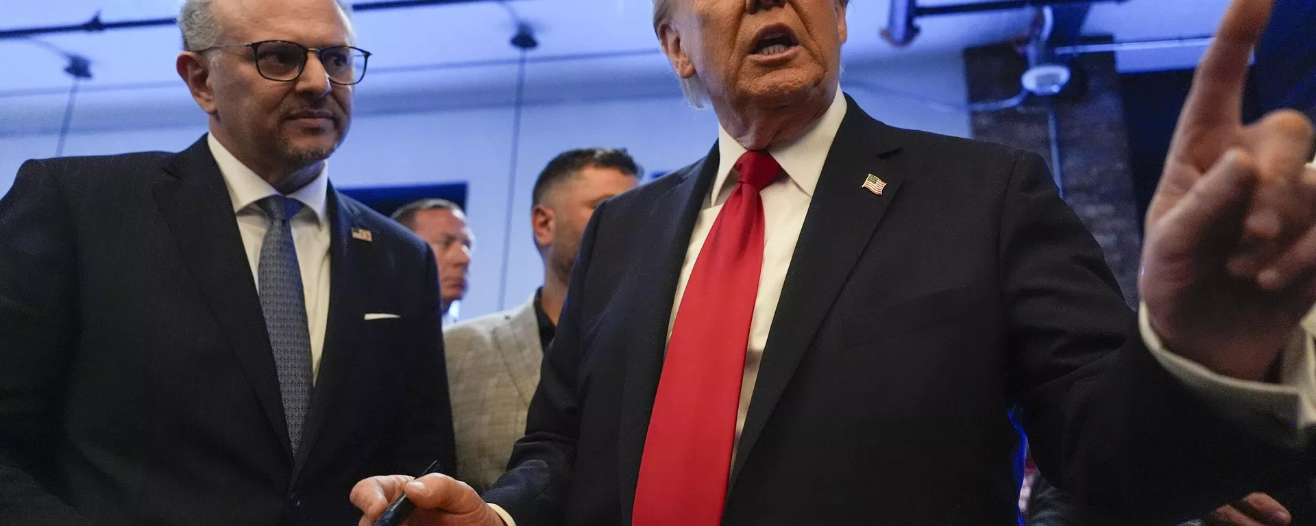 Donald Trump firma autógrafos junto a Massad Boulos durante una visita a The Great Commoner, el viernes 1 de noviembre de 2024, en Dearborn, Michigan. Donald Trump firma autógrafos junto a Massad Boulos durante una visita a The Great Commoner, el viernes 1 de noviembre de 2024, en Dearborn, Michigan. - Sputnik Mundo, 1920, 02.12.2024