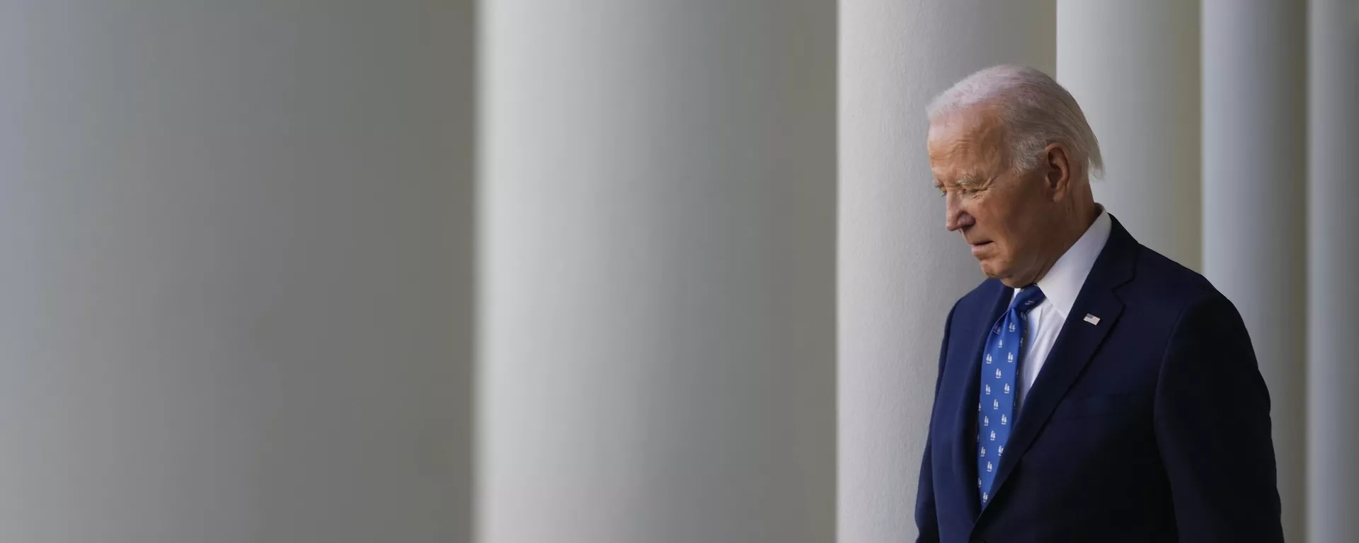 El presidente Joe Biden sale para hablar en la Rosaleda de la Casa Blanca en Washington el martes 26 de noviembre de 2024. - Sputnik Mundo, 1920, 14.12.2024