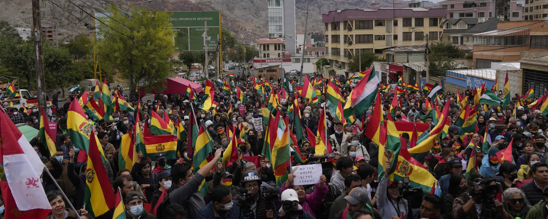 Manifestantes protestan en apoyo del exdirigente opositor encarcelado y gobernador de Santa Cruz, Luis Fernando Camacho, durante una concentración en La Paz, Bolivia, el 25 de enero de 2023.  - Sputnik Mundo, 1920, 03.12.2024