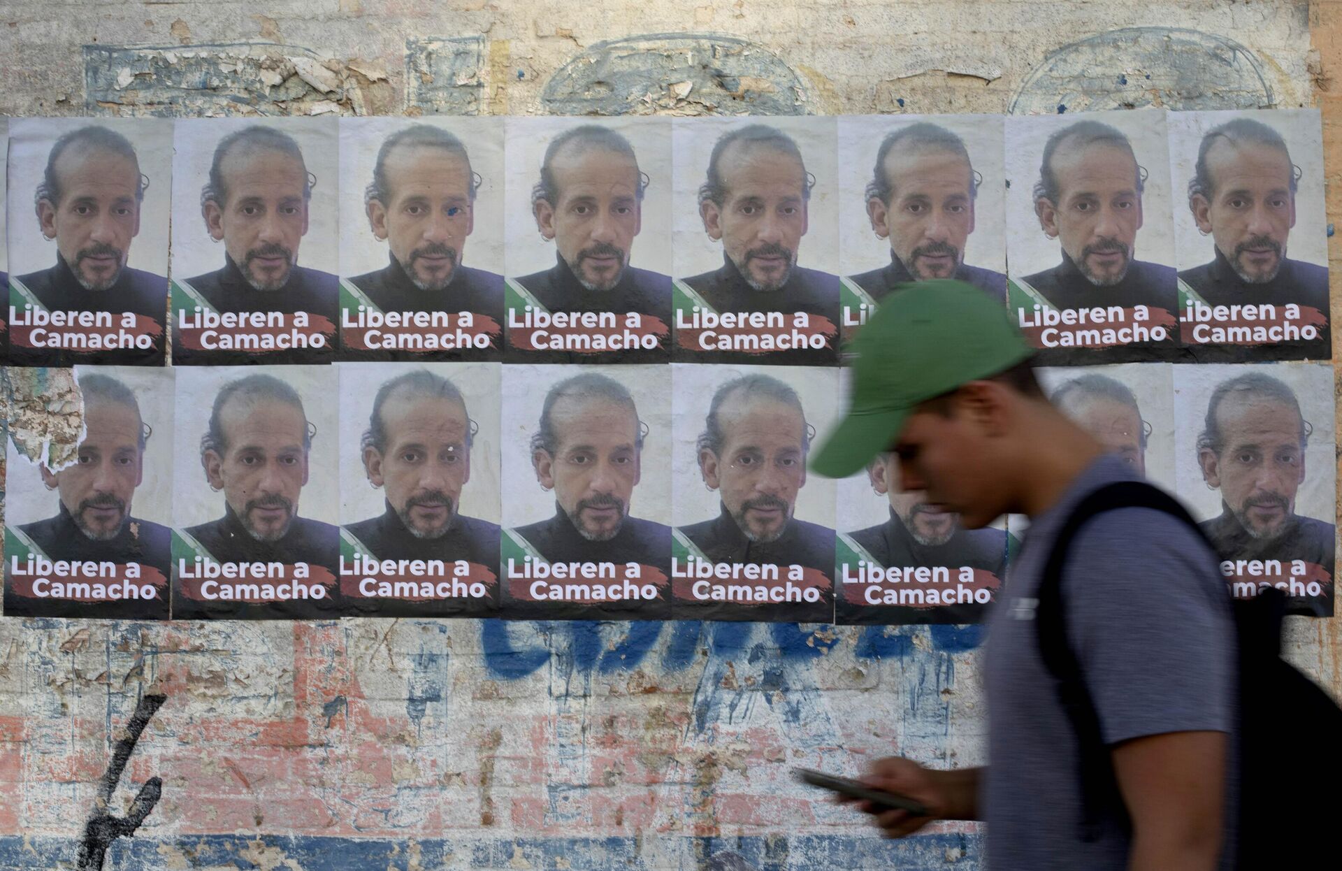 Un hombre camina junto a carteles del exlíder opositor encarcelado y gobernador de Santa Cruz, Luis Fernando Camacho - Sputnik Mundo, 1920, 03.12.2024